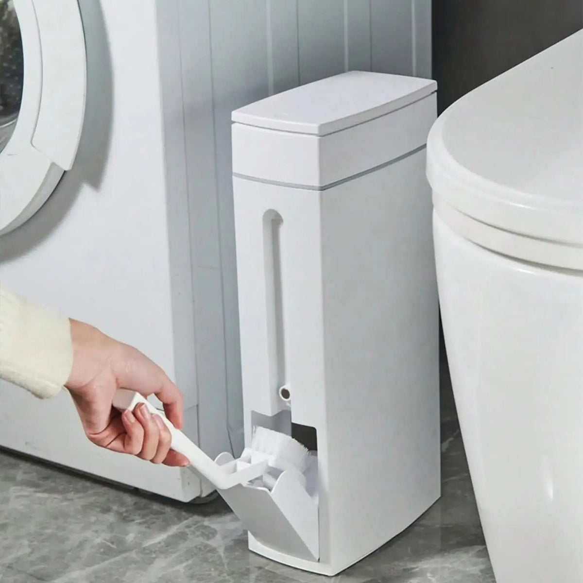 Slankt Badeværelsesaffaldsstativ med Integreret Toiletbørste og Pladsbesparende Konstruktion