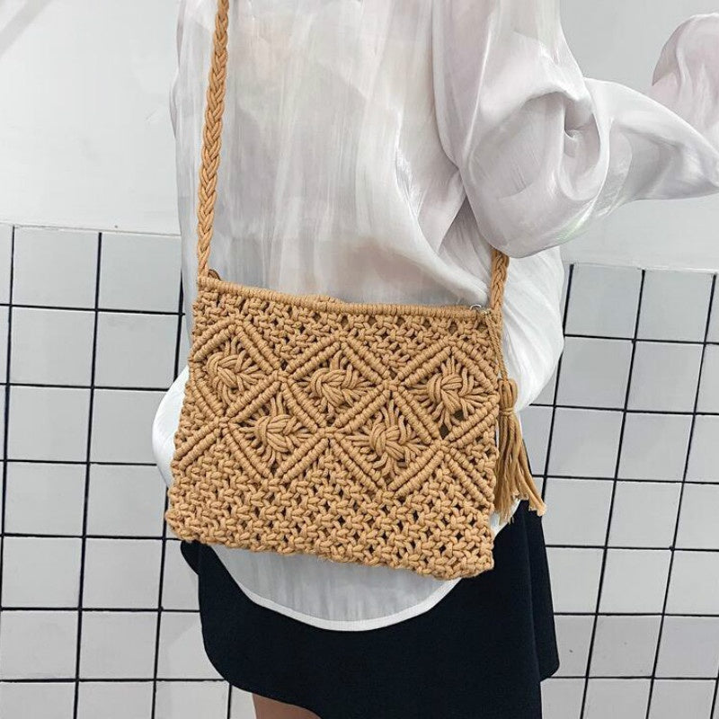 Vævet Skuldertaske Med Elegant Design Og Praktisk Lynlåslukning