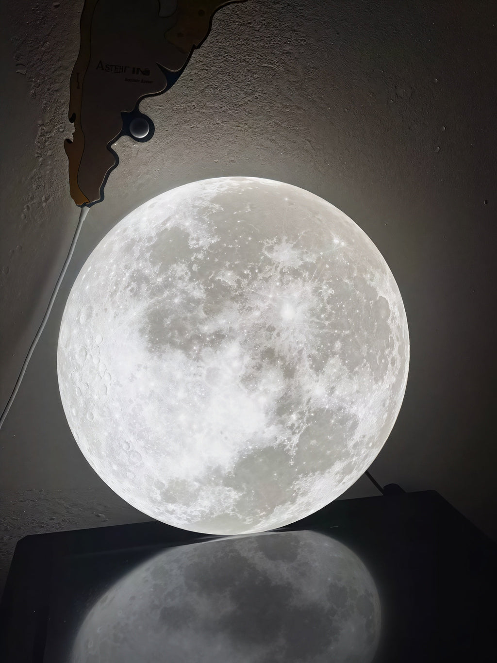 Dæmpbar Måneformet LED Væg‑ og Loftlampe i Moderne 3D‑Design