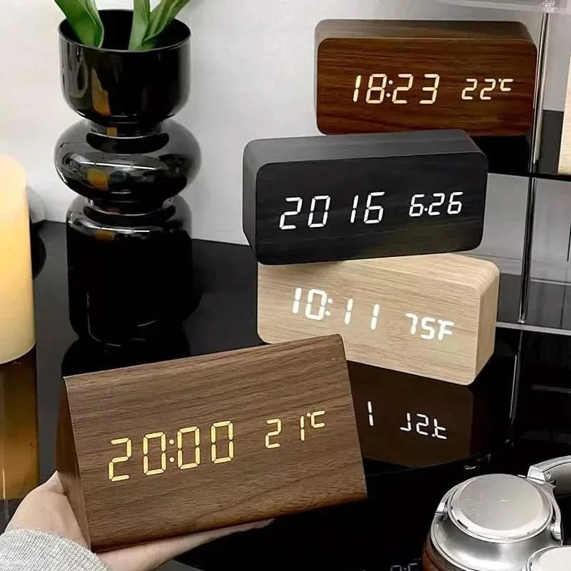 LED‑Vækkeur i Trælook for Moderne Indretning og Smart Tidsstyring