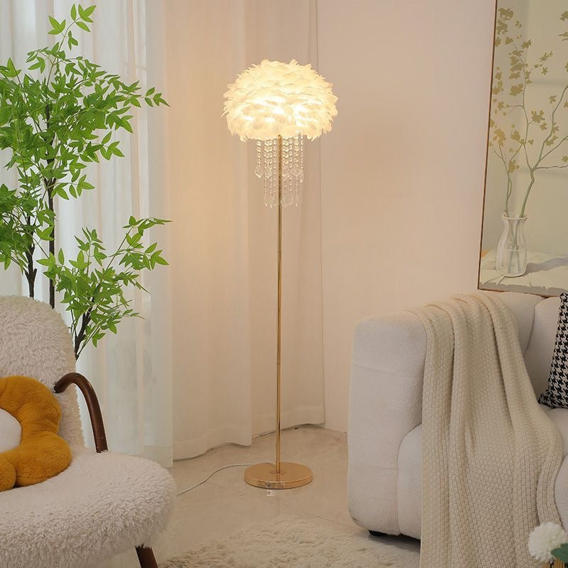 Gulvlampe med Fjer‑ og Krystalskærm i Nordisk Design