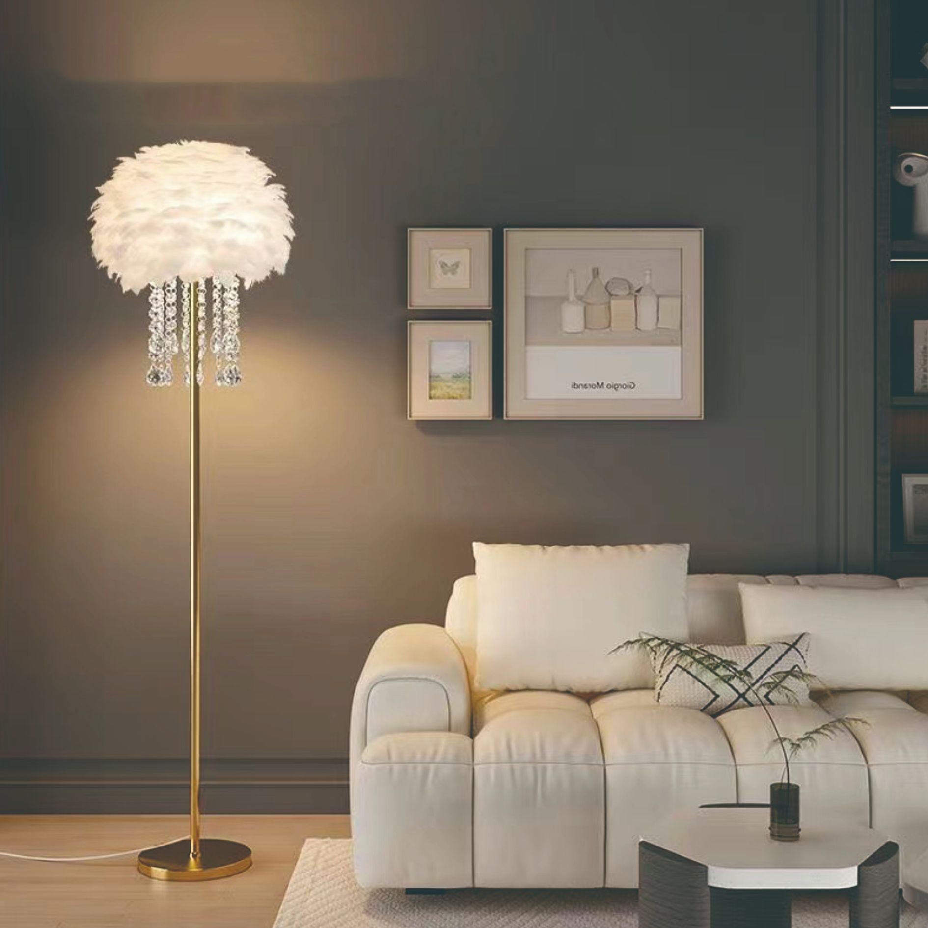Gulvlampe med Fjer‑ og Krystalskærm i Nordisk Design