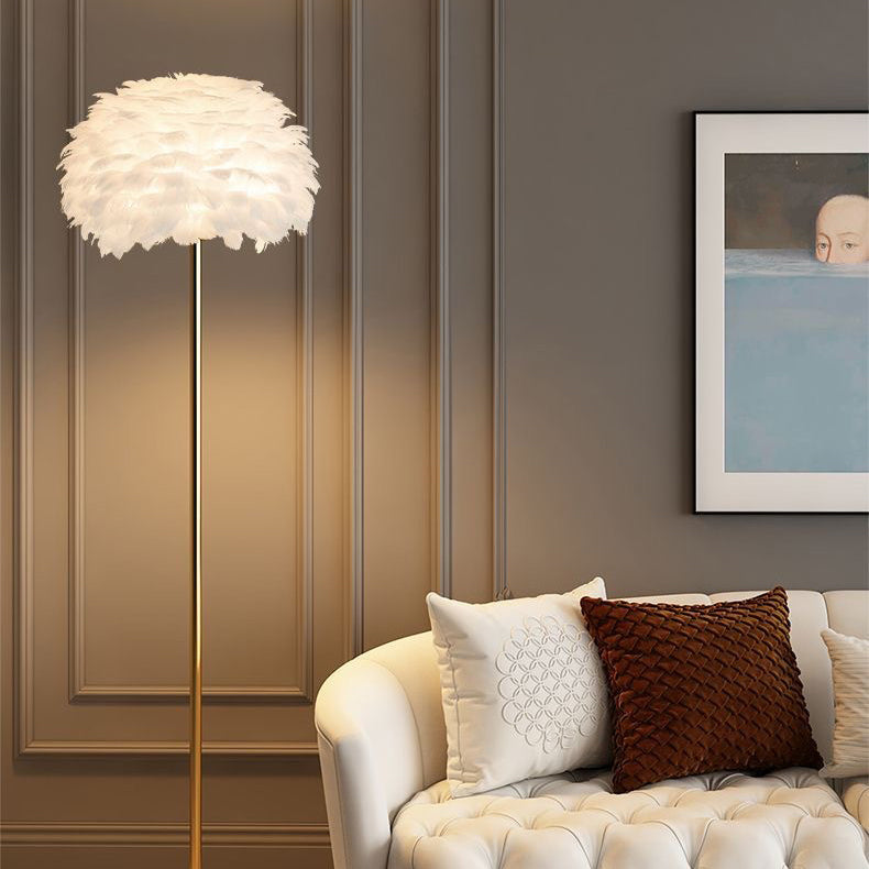 Gulvlampe med Fjer‑ og Krystalskærm i Nordisk Design