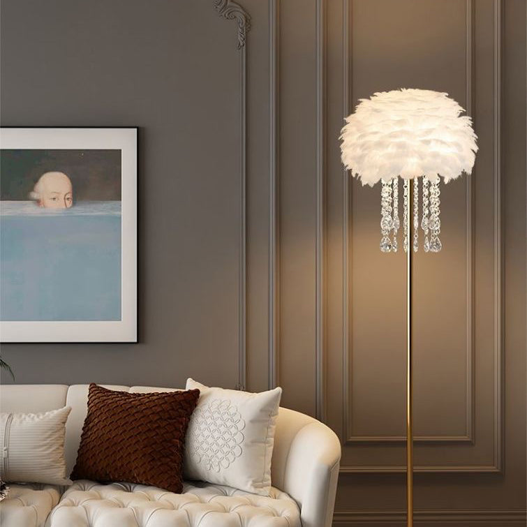 Gulvlampe med Fjer‑ og Krystalskærm i Nordisk Design