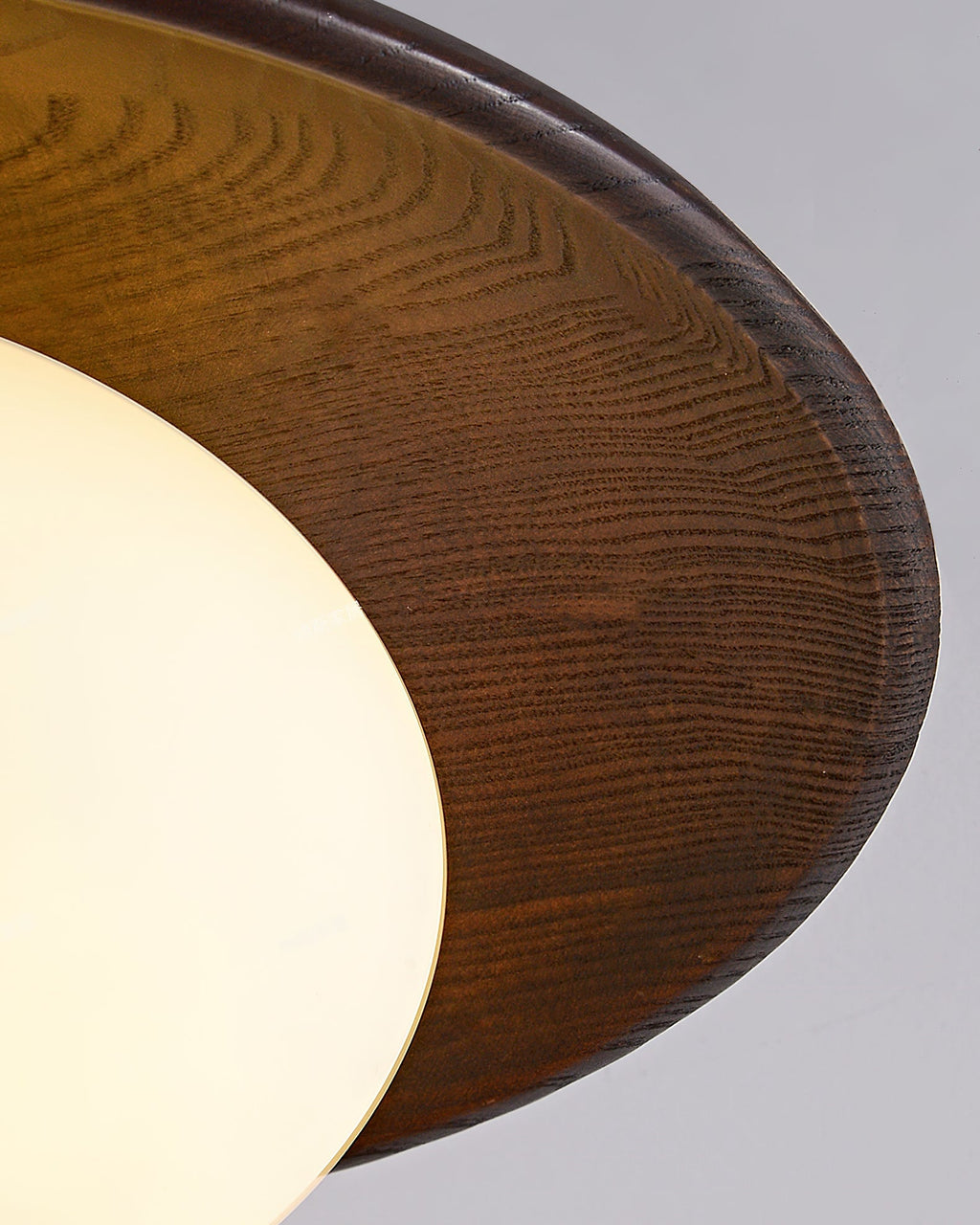Loftlampe med Træbase og Mat Glas for Blød og Moderne Indendørs Belysning