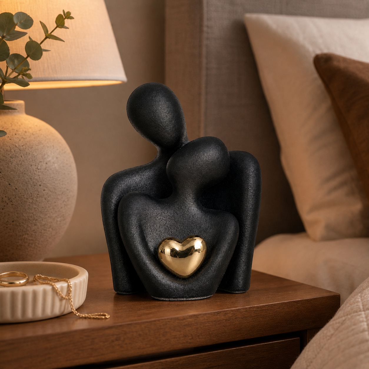 Minimalistisk Keramikskulptur med Symbolsk Silhuet