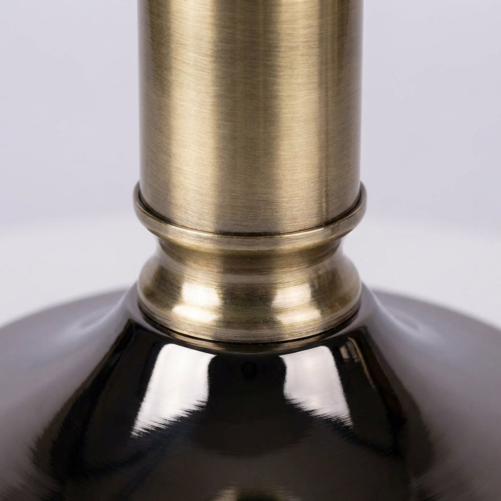 Bordlampe Glas Metal Klassisk Silhuet Med Varm Belysning Og Robust Konstruktion