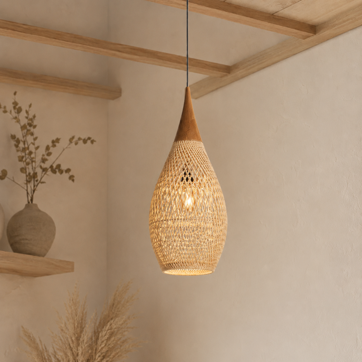 Loftlampe i Rattan med Naturlig Form og Roligt Udtryk