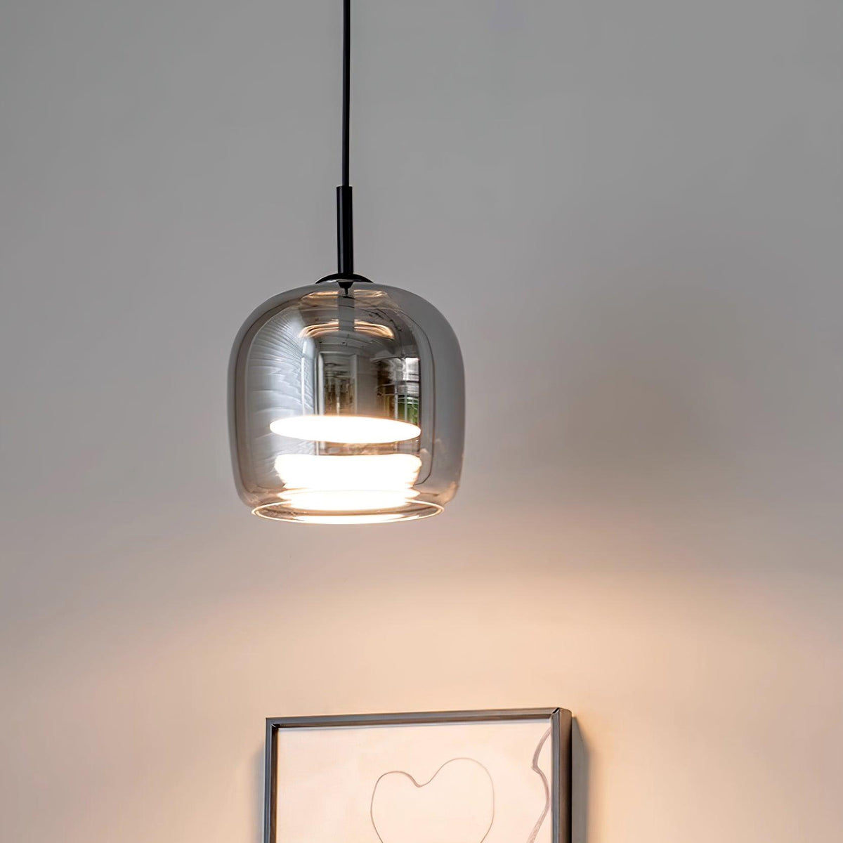 Moderne LED Pendellys Med Røgfarvet Glas Og Elegant Diffuser