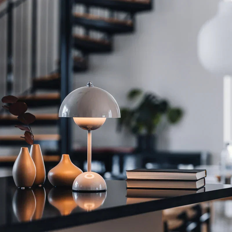 Moderne LED Bordlampe i Verner‑Inspireret Design med Touch‑Dæmpning