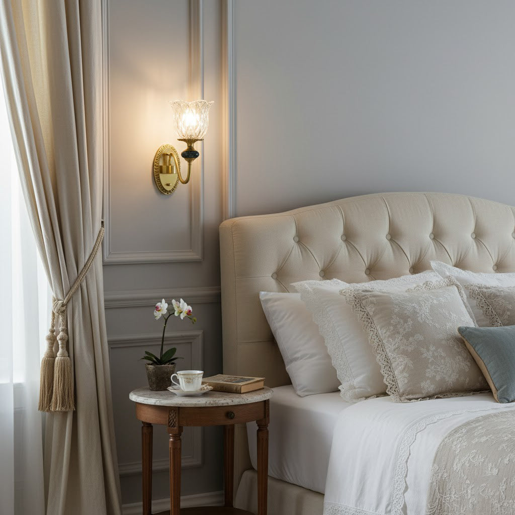 Dekorativ Væglampe med Buet Arm og Keramiske Detaljer for Klassisk og Elegant Indendørs Belysning