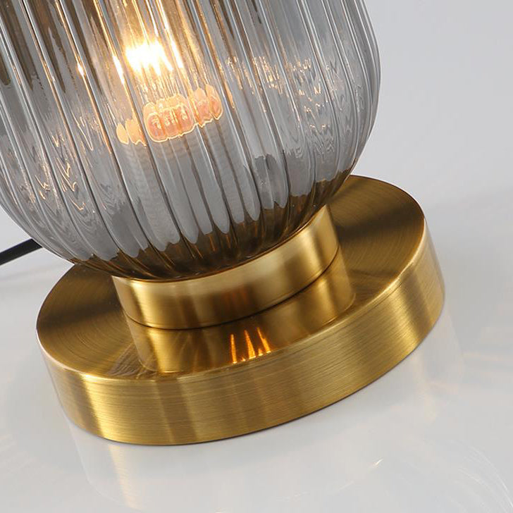 Glasbordlampe Med Varm Atmosfaere Og Moderne Silhuet