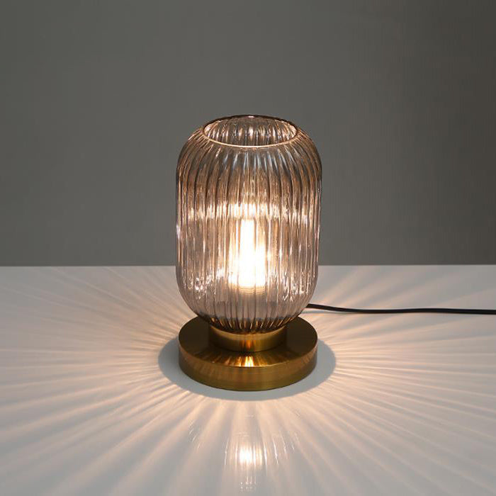 Glasbordlampe Med Varm Atmosfaere Og Moderne Silhuet