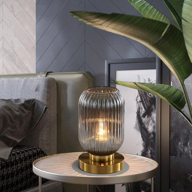 Glasbordlampe Med Varm Atmosfaere Og Moderne Silhuet