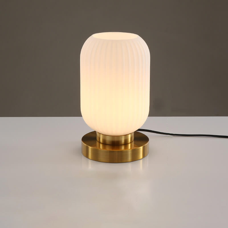 Glasbordlampe Med Varm Atmosfaere Og Moderne Silhuet