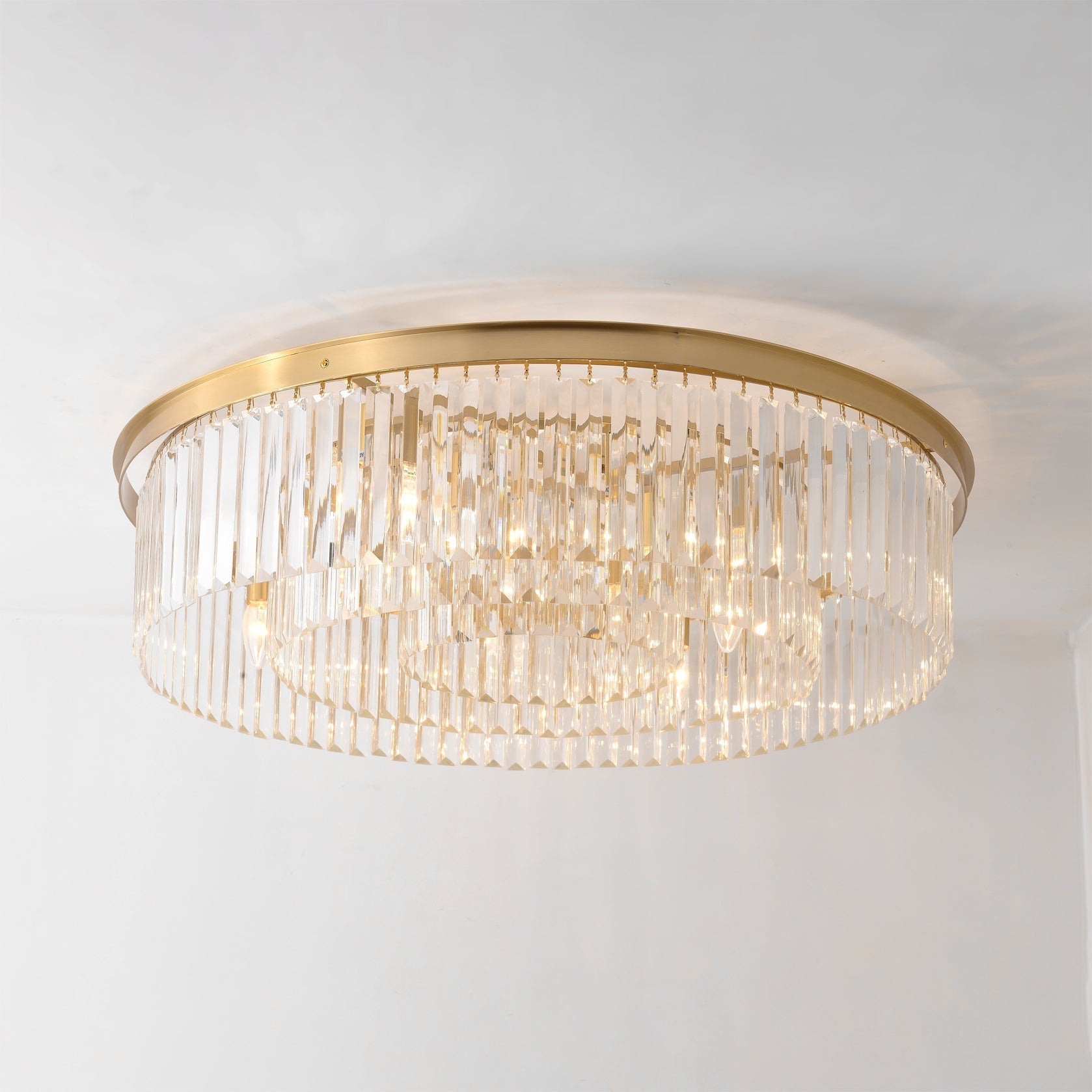 Loftlampe med Messingstruktur og Krystalstænger for Elegant og Refleksrig Indendørs Belysning