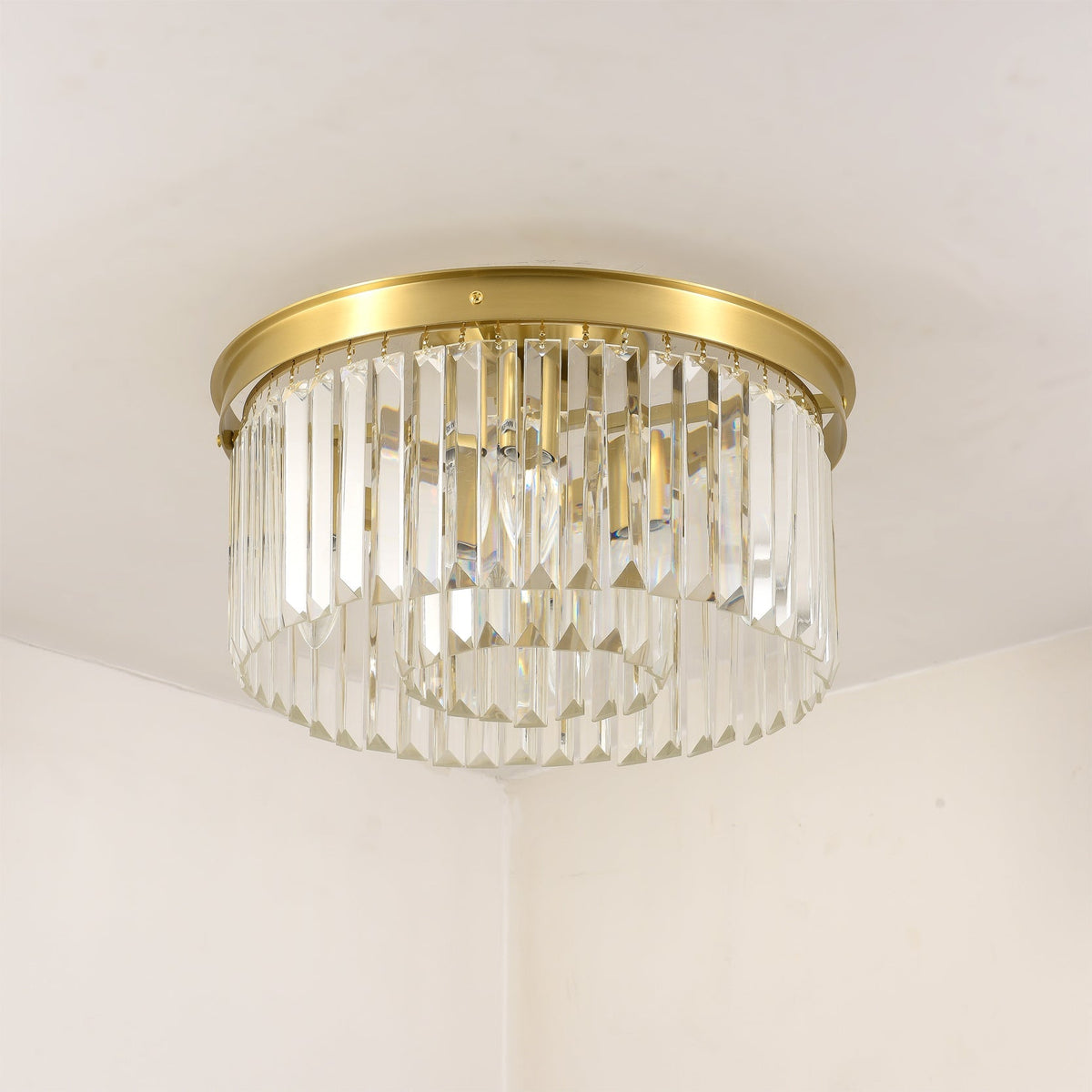 Loftlampe med Messingstruktur og Krystalstænger for Elegant og Refleksrig Indendørs Belysning