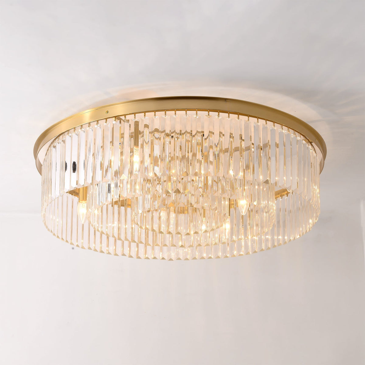 Loftlampe med Messingstruktur og Krystalstænger for Elegant og Refleksrig Indendørs Belysning