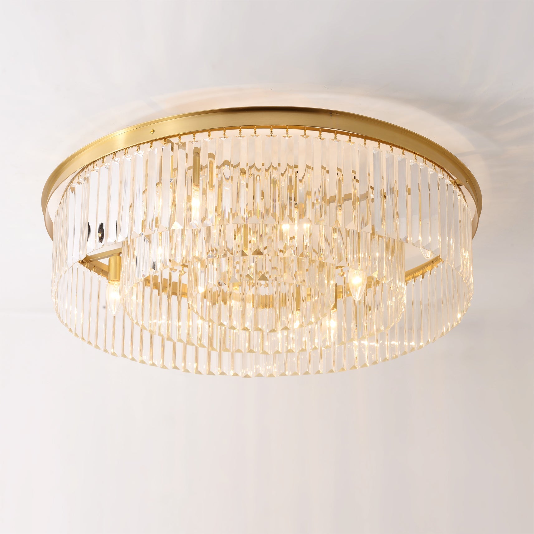 Loftlampe med Messingstruktur og Krystalstænger for Elegant og Refleksrig Indendørs Belysning