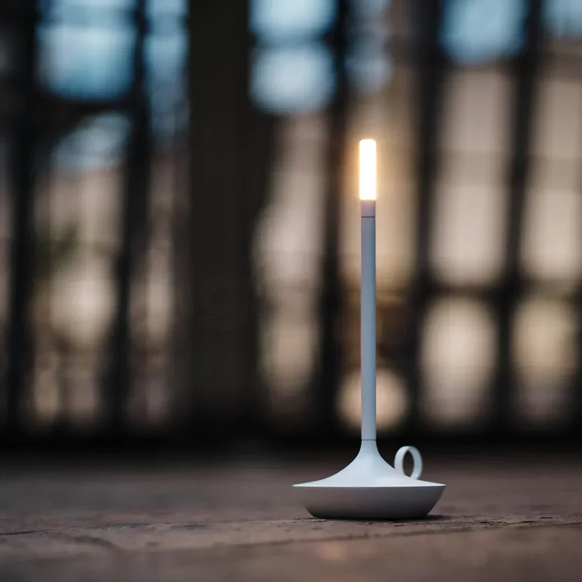 Genopladelig LED-Bordlampe i Aluminium med 3 Lysstyrker