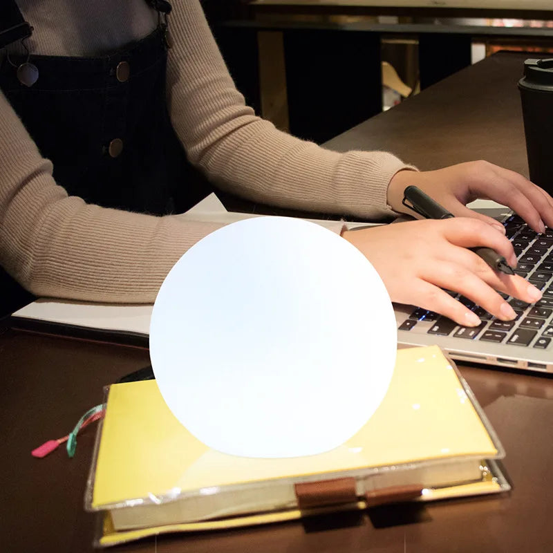 Kugleformet LED Bordlampe Med Farveskift Til Stemningsfuld Moderne Belysning