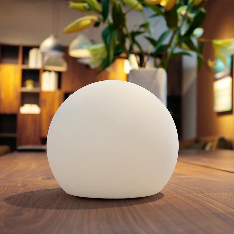 Kugleformet LED Bordlampe Med Farveskift Til Stemningsfuld Moderne Belysning