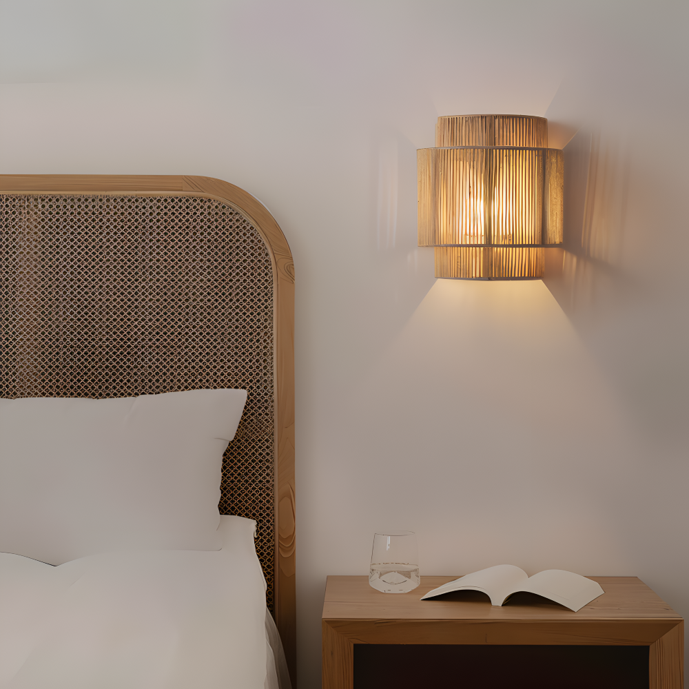 Boheme Væglampe Med Rattan Lampeskærm Og Naturinspireret Design