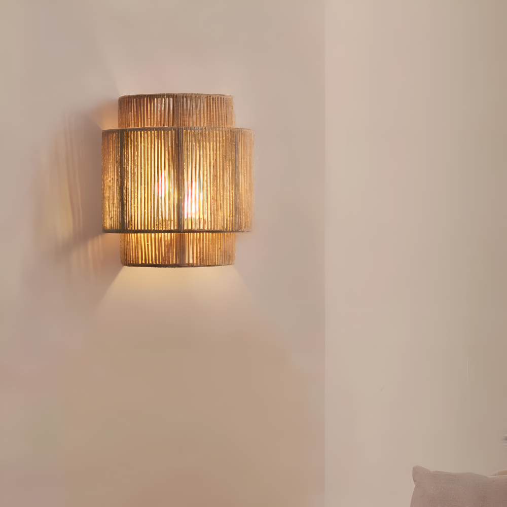 Boheme Væglampe Med Rattan Lampeskærm Og Naturinspireret Design