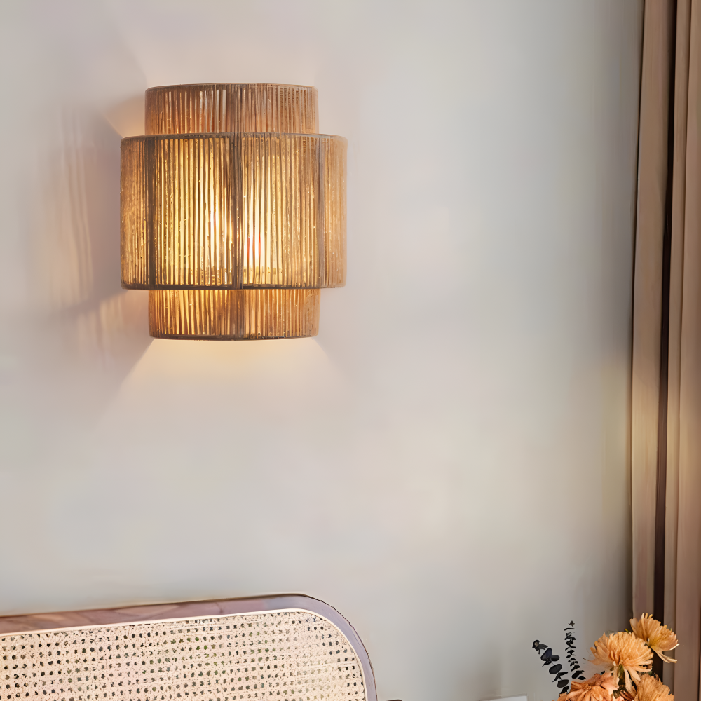 Boheme Væglampe Med Rattan Lampeskærm Og Naturinspireret Design
