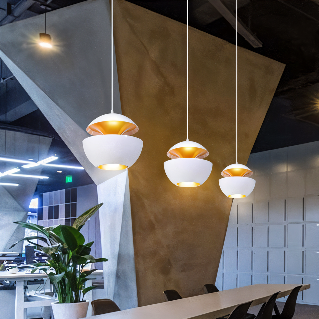 Pendellampe I Æbledesign Med Moderne Form Og Stemningsfuld Belysning