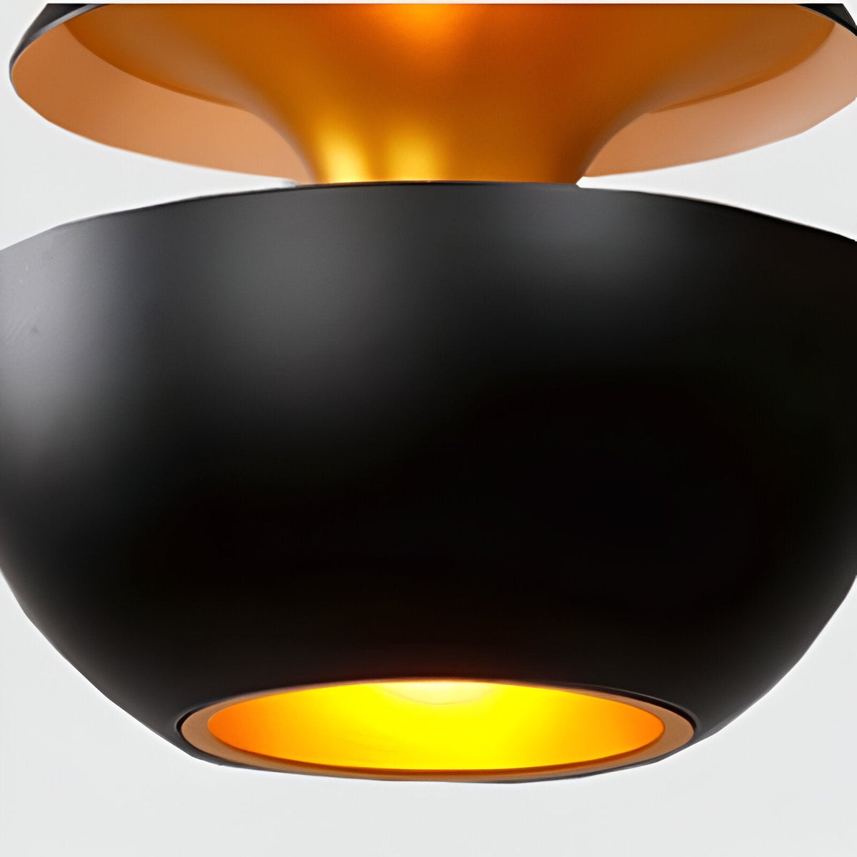 Pendellampe I Æbledesign Med Moderne Form Og Stemningsfuld Belysning