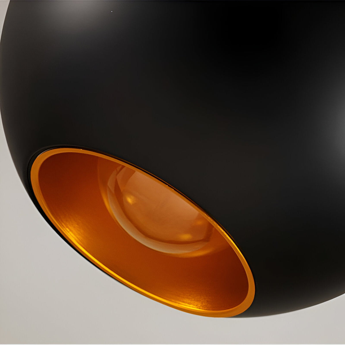 Pendellampe I Æbledesign Med Moderne Form Og Stemningsfuld Belysning