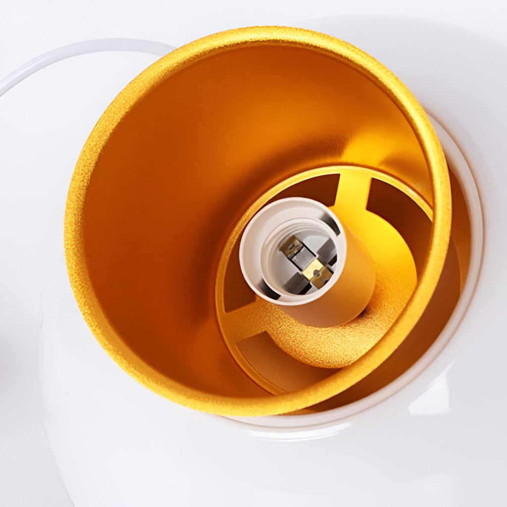 Pendellampe I Æbledesign Med Moderne Form Og Stemningsfuld Belysning
