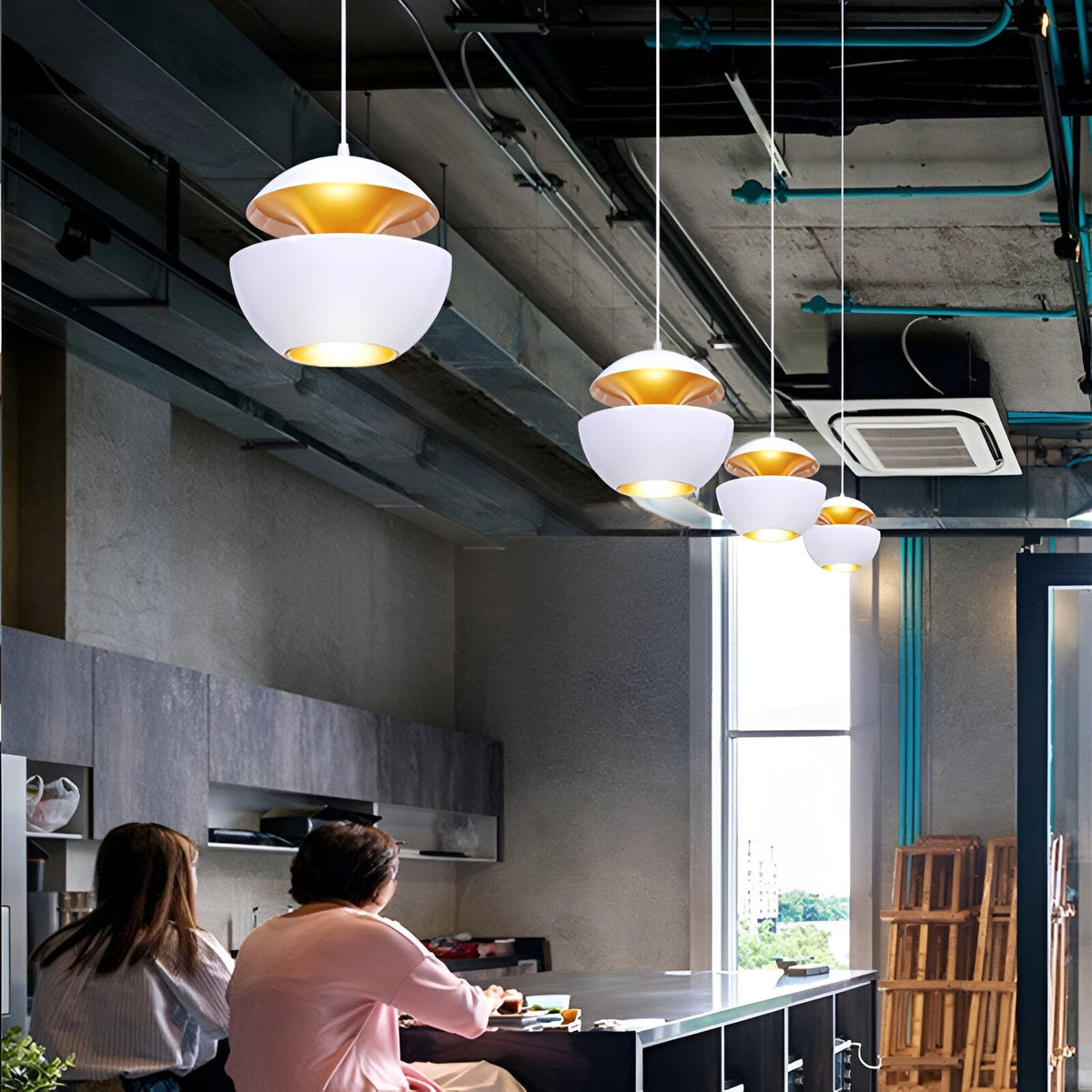 Pendellampe I Æbledesign Med Moderne Form Og Stemningsfuld Belysning