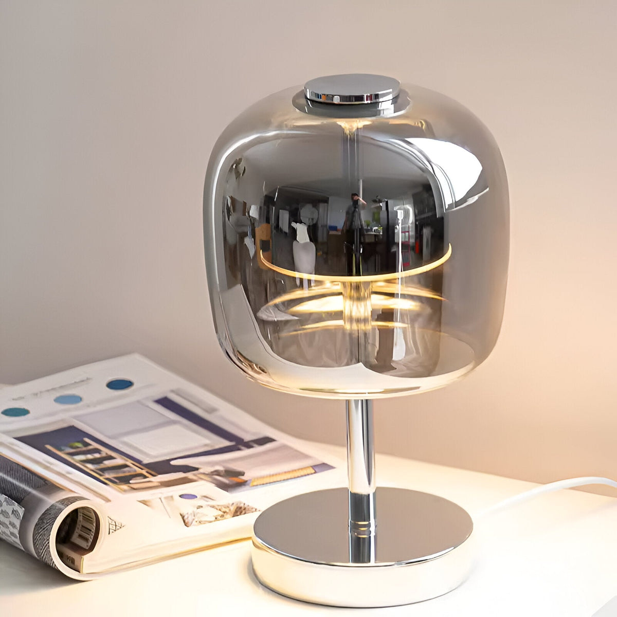 Bordlampe Med Røgfarvet Glas Og Dæmpbar LED-Belysning