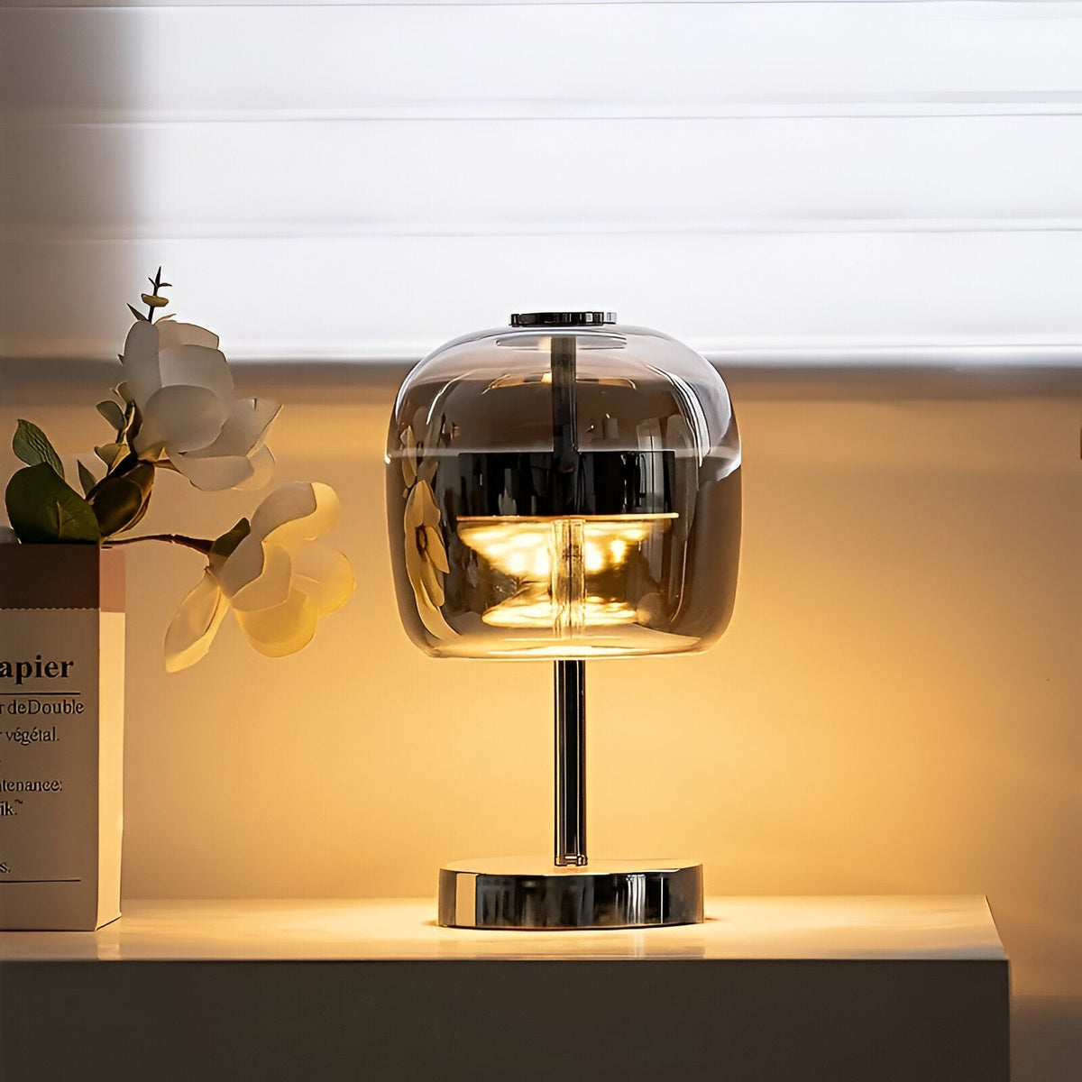Bordlampe Med Røgfarvet Glas Og Dæmpbar LED-Belysning