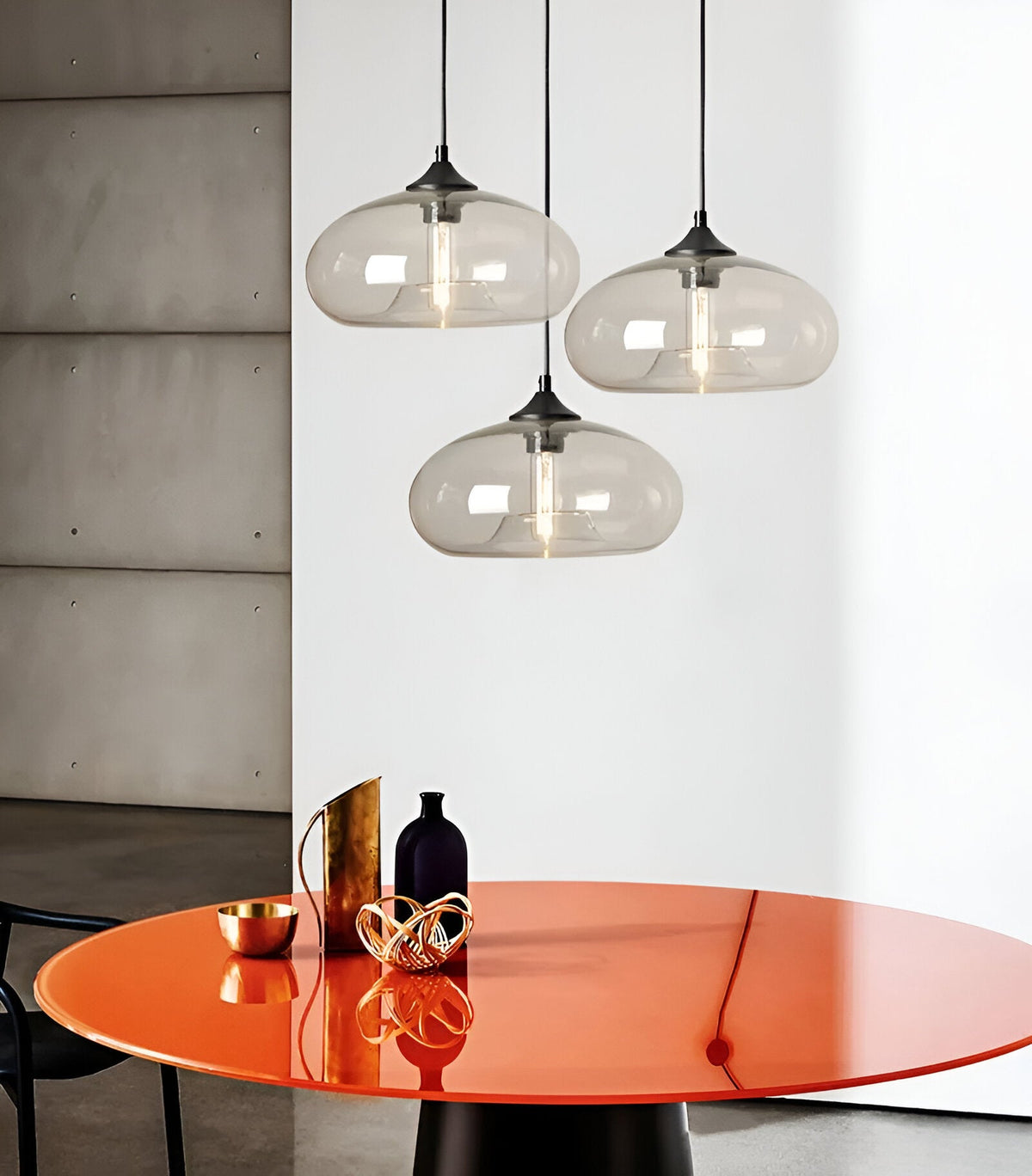 Vintage Pendellampe Med Farvet Glasskærm Og Nordisk Industrielt Design