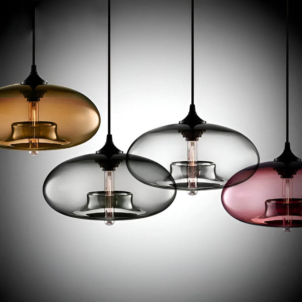 Vintage Pendellampe Med Farvet Glasskærm Og Nordisk Industrielt Design