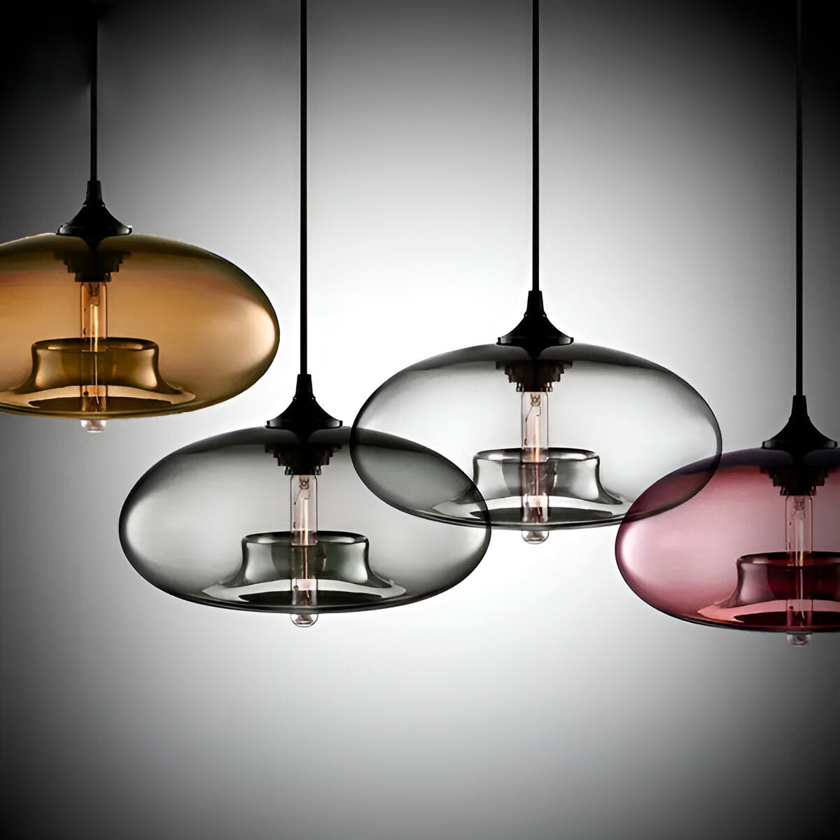 Vintage Pendellampe Med Farvet Glasskærm Og Nordisk Industrielt Design