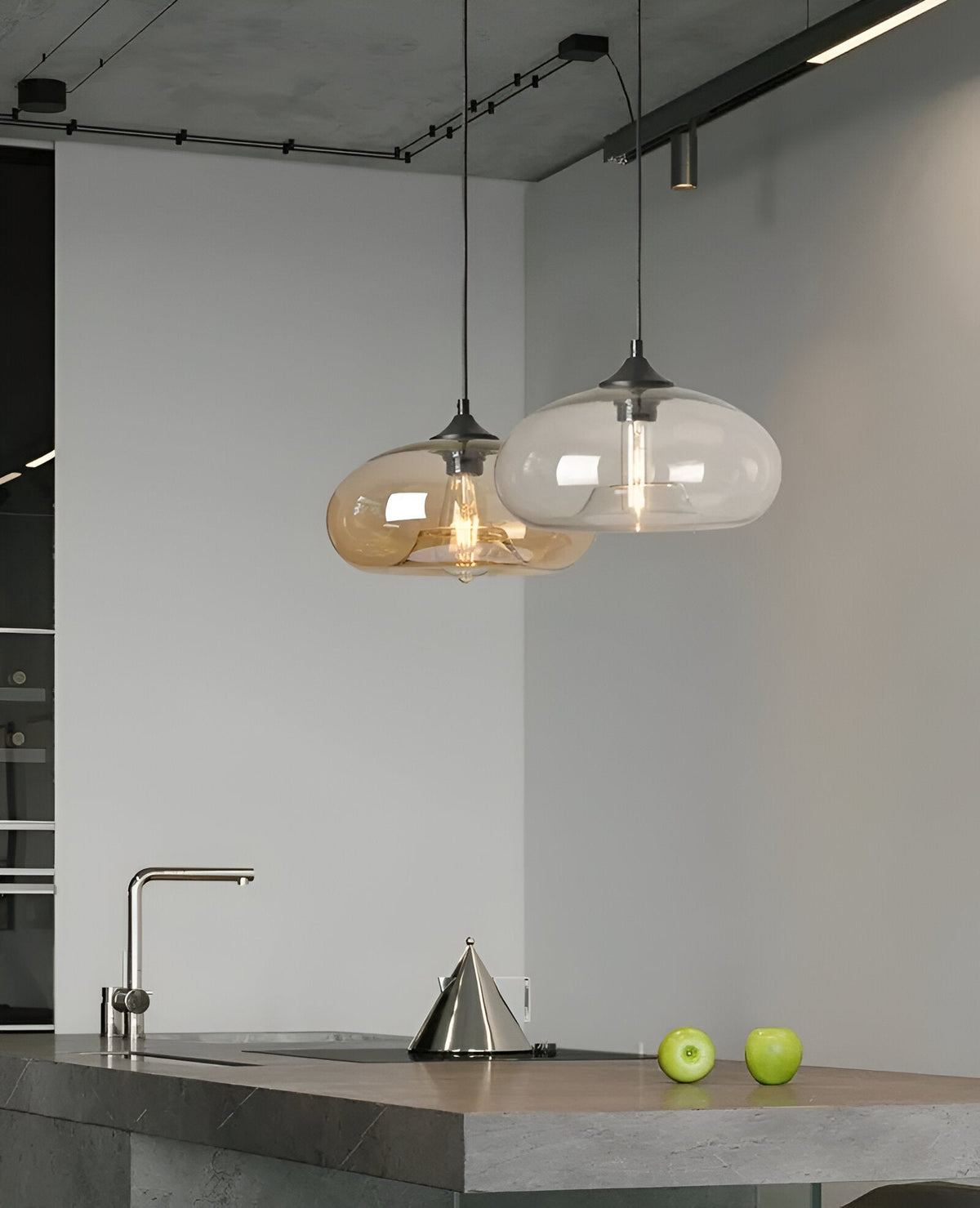 Vintage Pendellampe Med Farvet Glasskærm Og Nordisk Industrielt Design