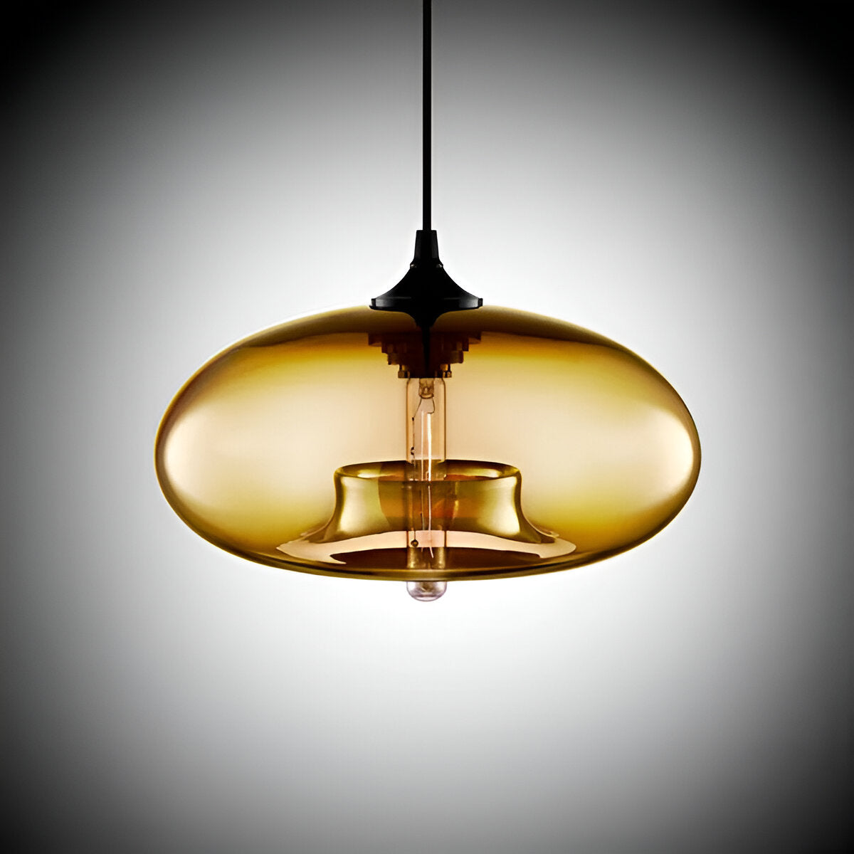 Vintage Pendellampe Med Farvet Glasskærm Og Nordisk Industrielt Design