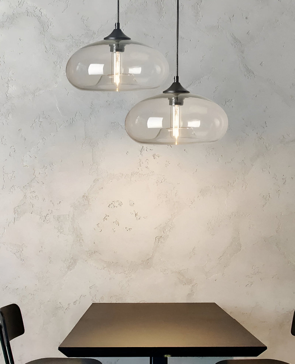Vintage Pendellampe Med Farvet Glasskærm Og Nordisk Industrielt Design