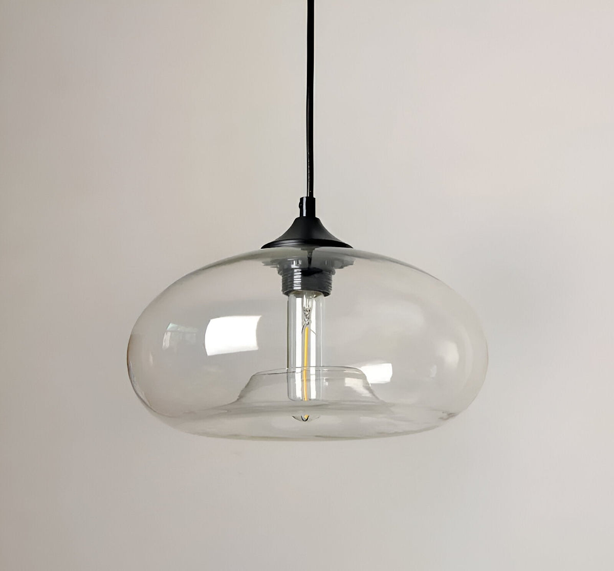 Vintage Pendellampe Med Farvet Glasskærm Og Nordisk Industrielt Design