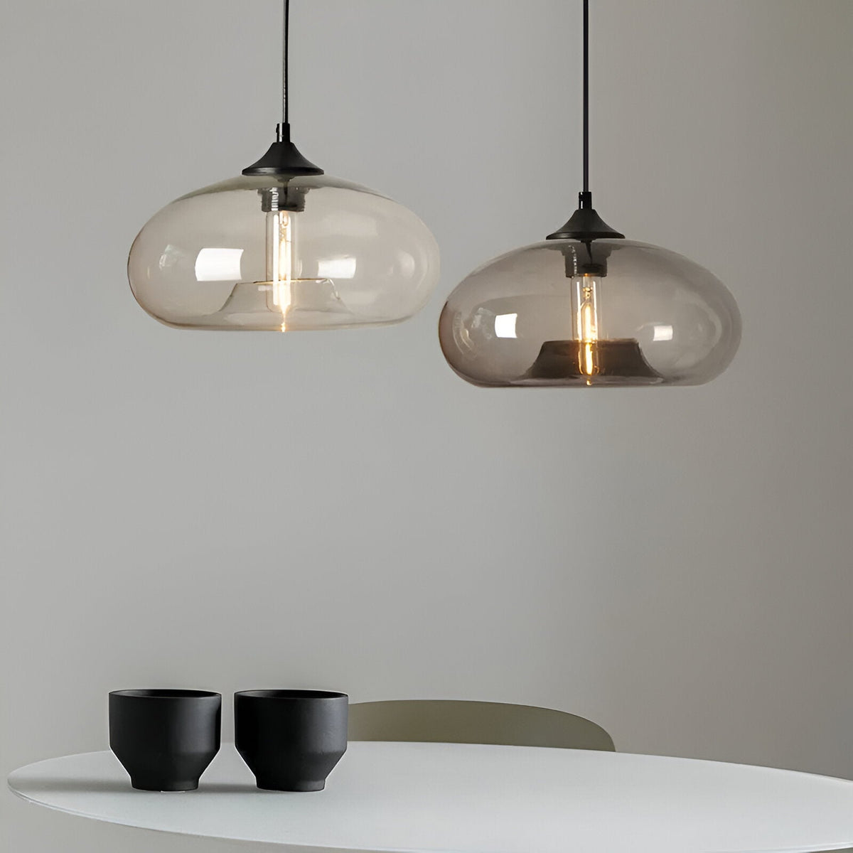 Vintage Pendellampe Med Farvet Glasskærm Og Nordisk Industrielt Design