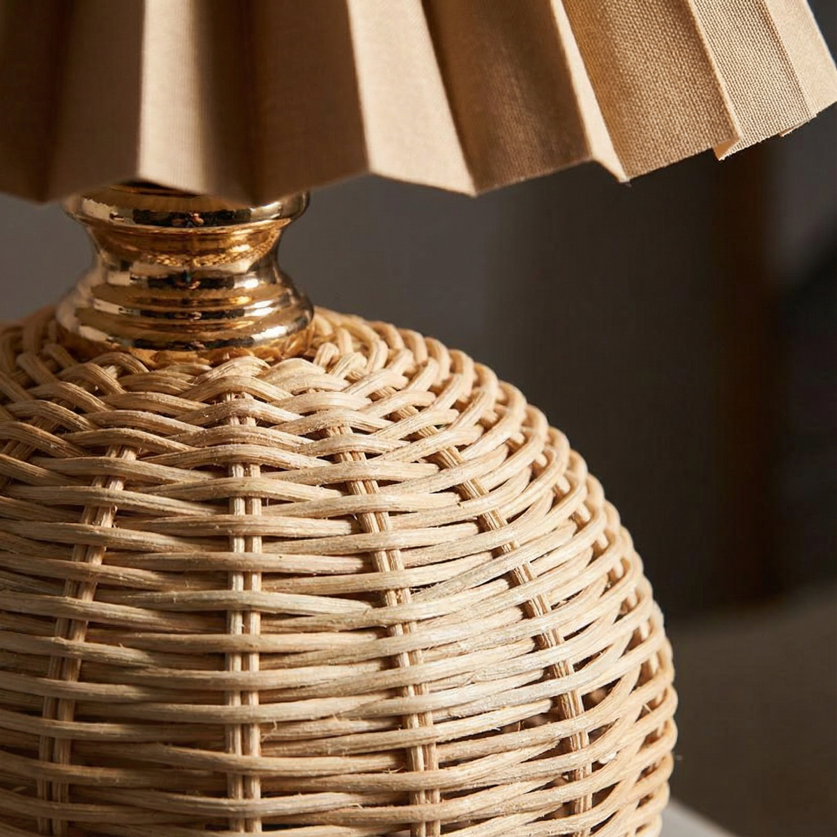 Bordlampe med Rattan Fod og Plisseret Stofskærm