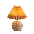 Bordlampe med Rattan Fod og Plisseret Stofskærm