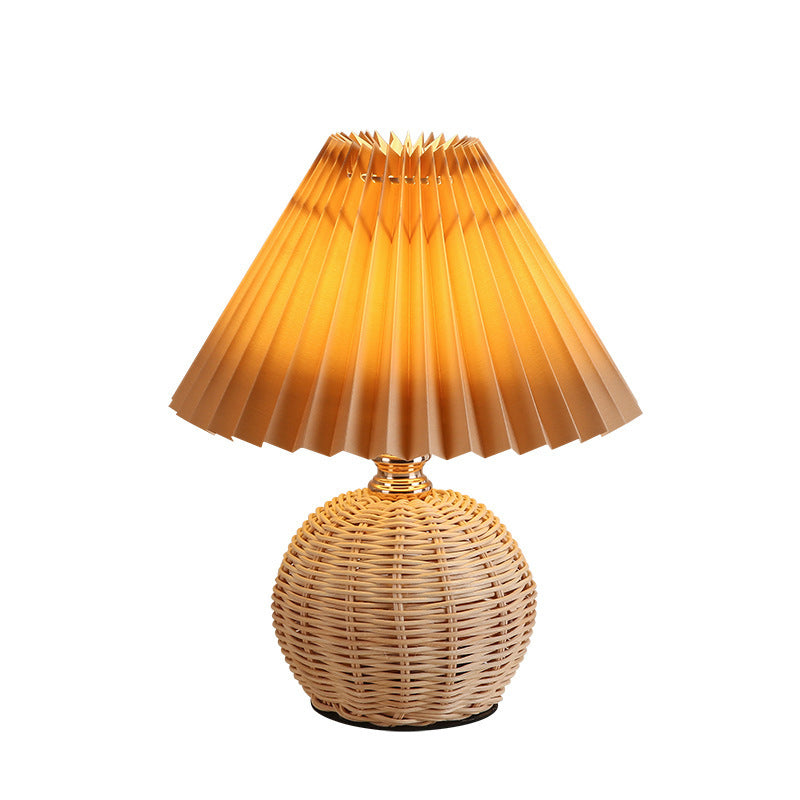 Bordlampe med Rattan Fod og Plisseret Stofskærm