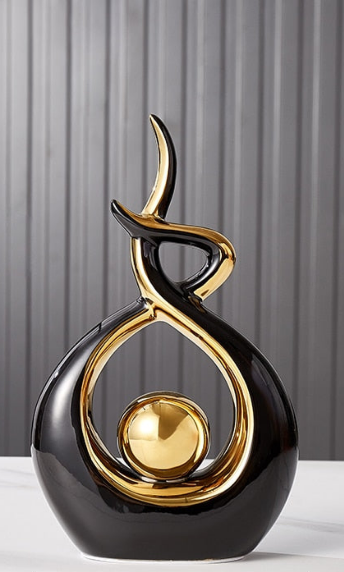 Keramisk Skulptur Med Abstrakt Form Og Gyldne Detaljer