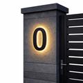 Udendørs LED Husnummer med Baggrundslys og Moderne Vejrfast Design