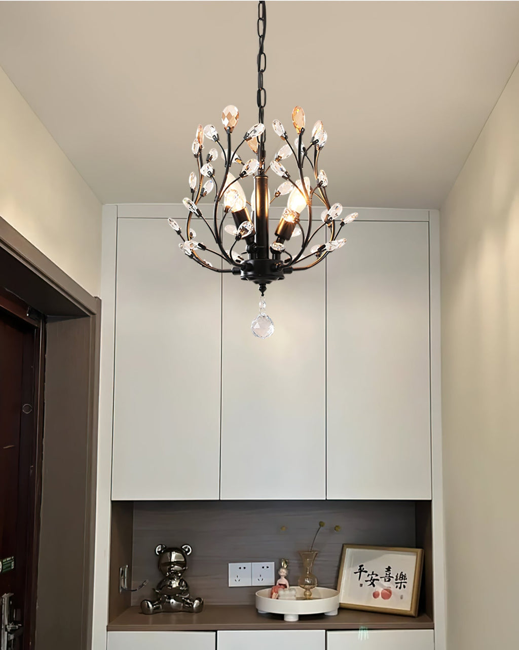 Elegant Loftlampe med Metalstruktur og Krystalakcenter for Tidløs Dekoration